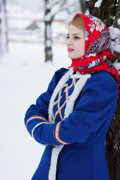 Ruská kráska žena v tradičním oblečení — Stock fotografie