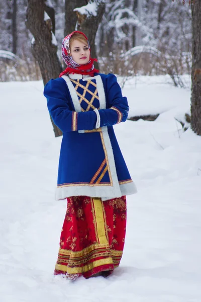 Russische schoonheid vrouw in traditionele kleding — Stockfoto