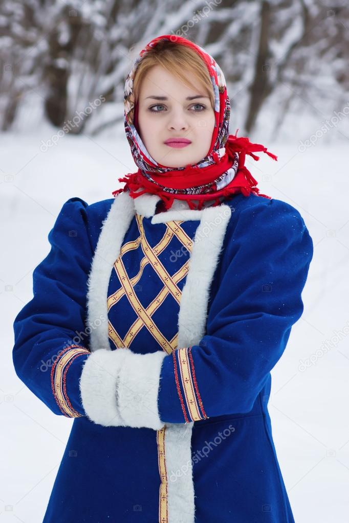 september forhistorisk næve Russisk skønhed kvinde i traditionelt tøj — Stock-foto © Demian #64438329