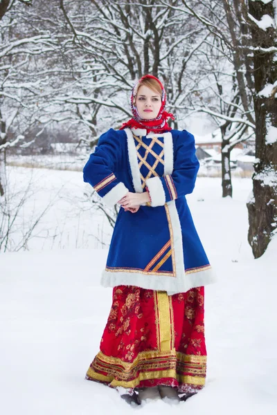 Rosyjski uroda kobiety w tradycyjnych strojach — Zdjęcie stockowe