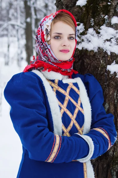 Rus güzellik kadın geleneksel giysiler içinde — Stok fotoğraf