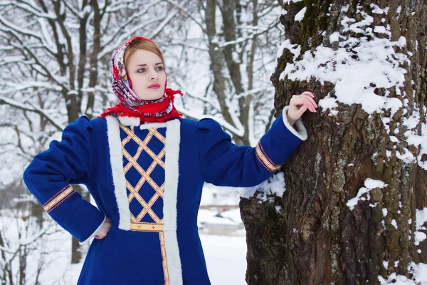 Russische schoonheid vrouw in traditionele kleding — Stockfoto