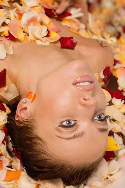 Όμορφη σέξι γυναίκα στο λουτρό με πέταλα λουλουδιών — Φωτογραφία Αρχείου