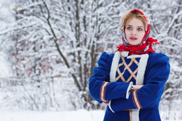 Russische schoonheid vrouw in traditionele kleding — Stockfoto