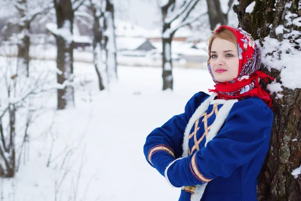 Mulher de beleza russa em roupas tradicionais — Fotografia de Stock