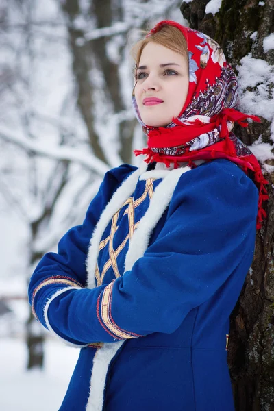 Rysk skönhet kvinna i traditionella kläder — Stockfoto