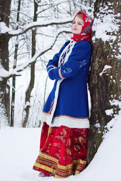 Russische Schönheit Frau in traditioneller Kleidung — Stockfoto