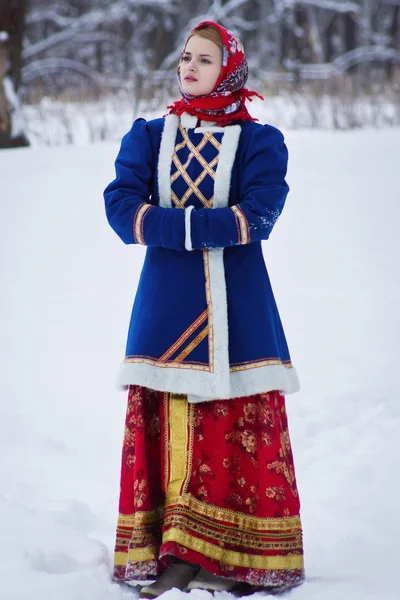 Mulher de beleza russa em roupas tradicionais — Fotografia de Stock