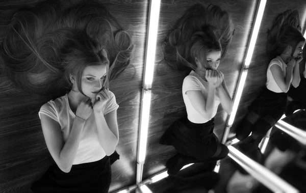 性感的女孩，她在镜子的反射 — 图库照片