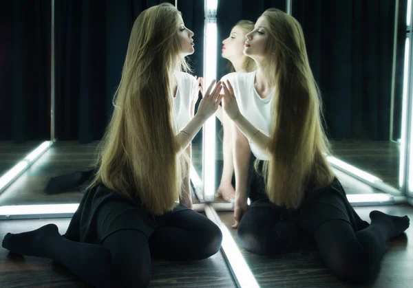 Sexy Mädchen und ihr Spiegelbild im Spiegeltisch — Stockfoto