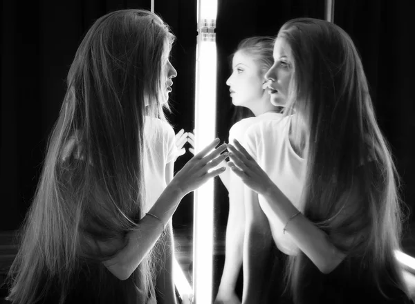 Sexy ragazza e il suo riflesso in specchio tavolo — Foto Stock