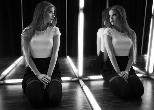 Сексуальная девушка и ее отражение в зеркальном столе — стоковое фото
