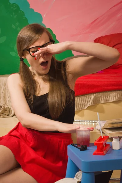 Mooi meisje studie chemie in de kamer — Stockfoto