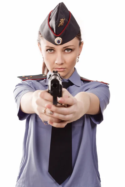 Donna agente di polizia che indica una pistola — Foto Stock