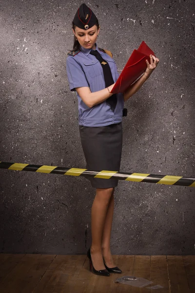 Policewoman criminalist on a crime scene — Stock Photo, Image