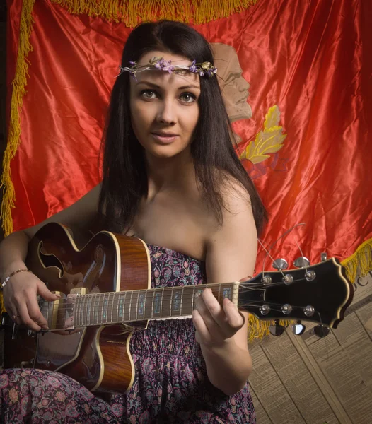 Romantik hippi tarzı kız gitar ile — Stok fotoğraf