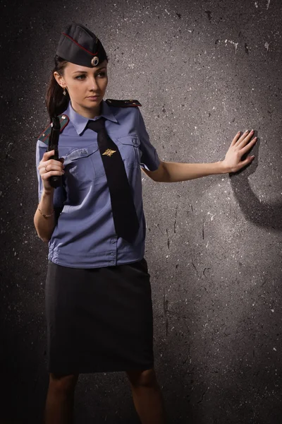 Russische vrouw politieagent met pistool — Stockfoto