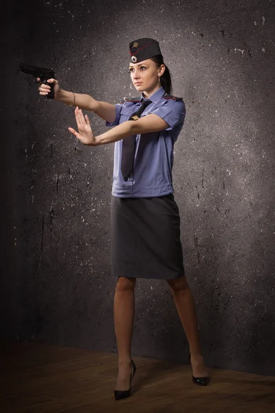 Woman police officer shooting with a pistol — Stock Photo, Image