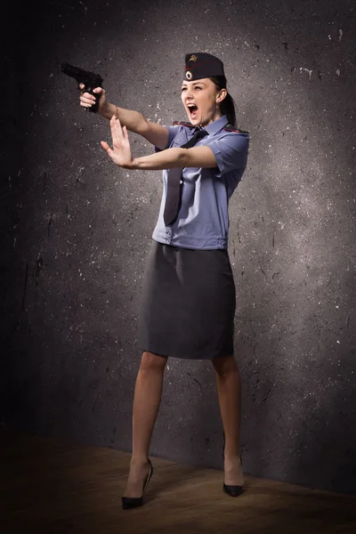 Donna agente di polizia che spara con una pistola — Foto Stock