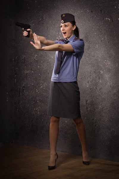 Woman police officer shooting with a pistol — Stock Photo, Image