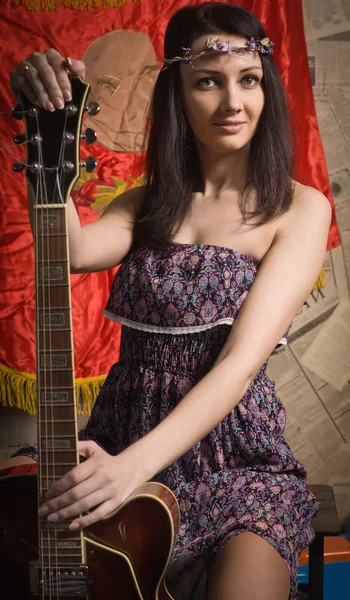 Romantisches Mädchen im Hippie-Stil mit Gitarre — Stockfoto