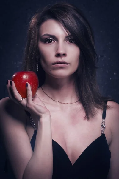 Mujer loca solitaria con manzana roja — Foto de Stock