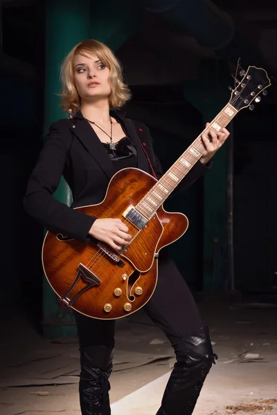 Rock sterren spelen gitaar — Stockfoto