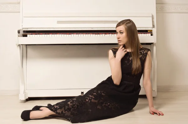 Sensual girl in the vintage interior — Stock Photo, Image