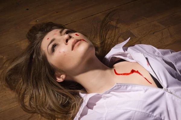 Döda sjuksköterska liggande på golvet — Stockfoto