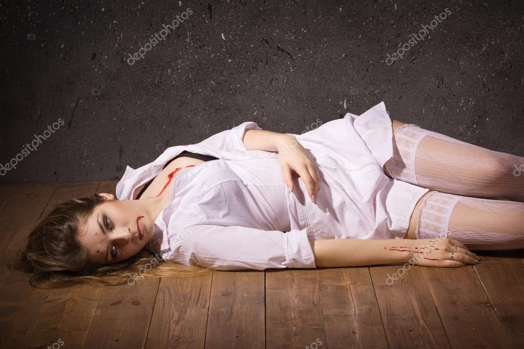 лежащие девушки мертвые
