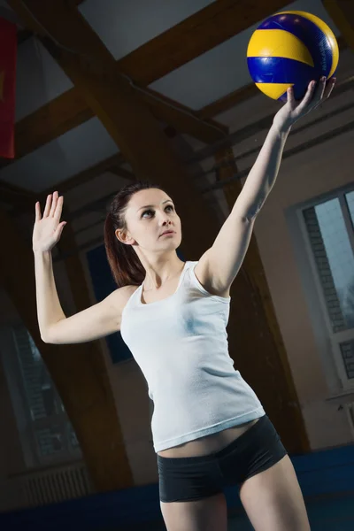 Ung flicka anläggning volleyboll — Stockfoto
