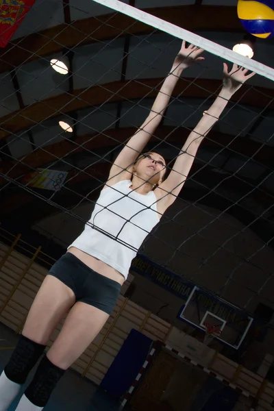 Jugadora de voleibol femenina — Foto de Stock