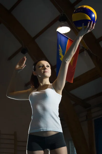 Joven chica sosteniendo voleibol — Foto de Stock