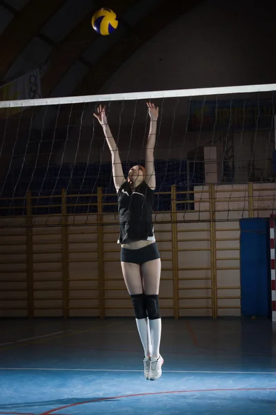 Junges Mädchen mit Volleyball — Stockfoto