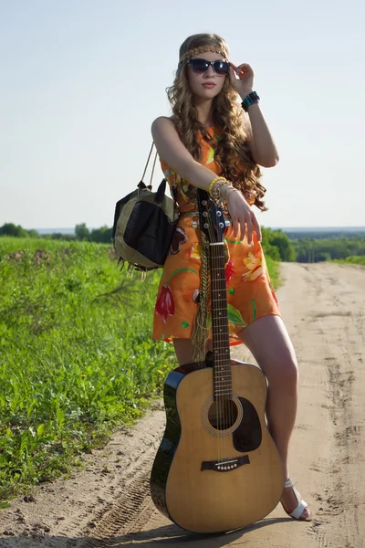 Menina romântica viajando com sua guitarra — Fotografia de Stock