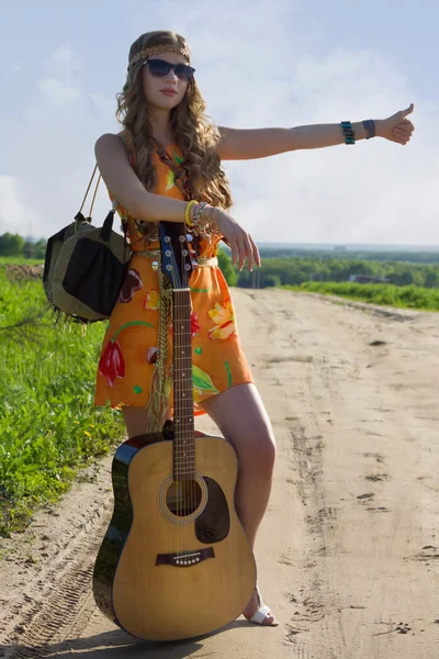 Romantic girl travelling with her guitar — Stock Photo, Image