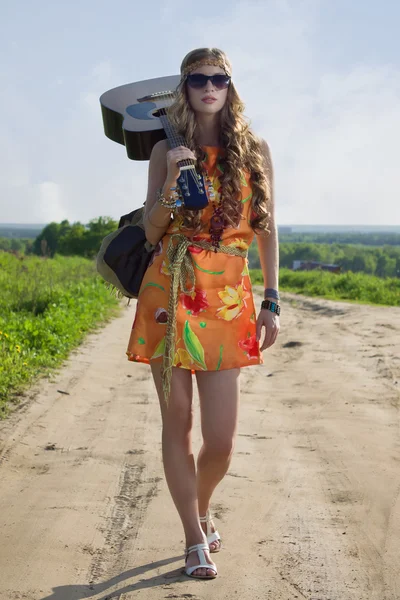 Романтичная девушка путешествует со своей гитарой — стоковое фото