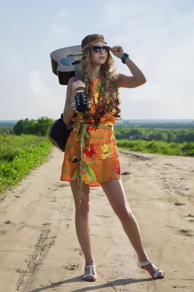 Chica romántica viajando con su guitarra —  Fotos de Stock