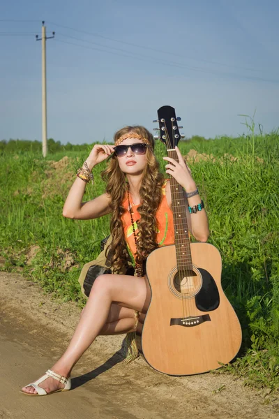 Романтичная девушка путешествует со своей гитарой — стоковое фото