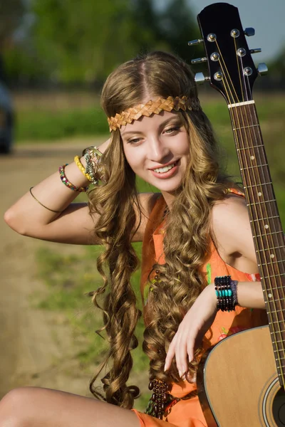 Hippie girl travelling  on a road — Stock Photo, Image