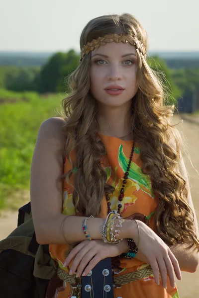 Aantrekkelijk meisje reizen met haar gitaar — Stockfoto