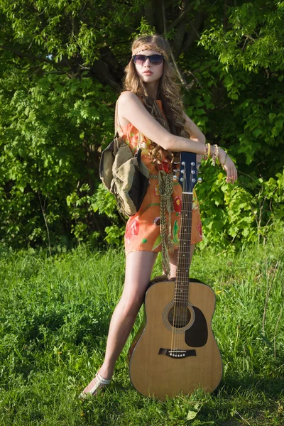 Attractive girl travelling with her guitar — Stock Photo, Image