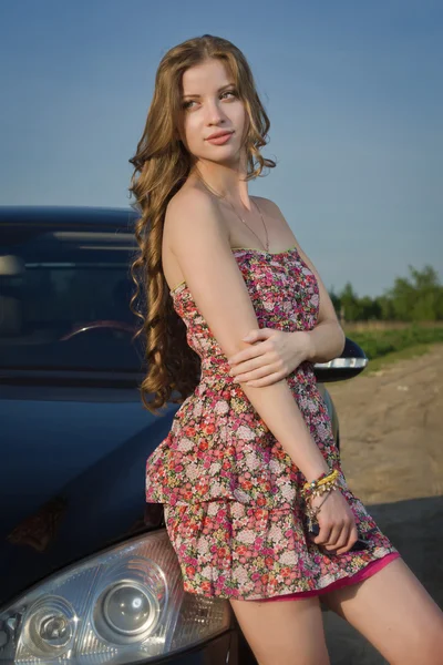 Menina atraente com seu carro — Fotografia de Stock