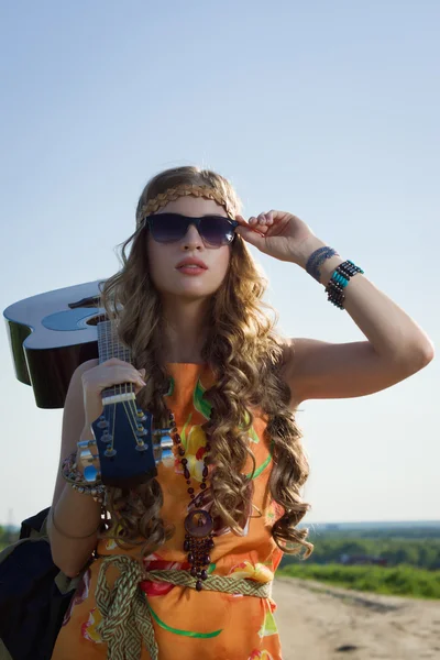 Romantic girl travelling with her guitar — Stock Photo, Image