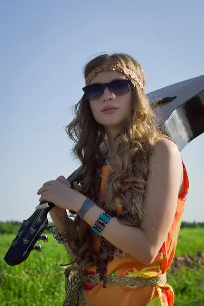 Romantic girl travelling with her guitar — Stock Photo, Image