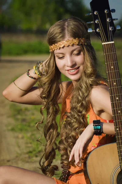 Hippie menina viajando em uma estrada — Fotografia de Stock