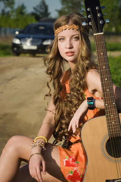 Hippie girl travelling  on a road — Stock Photo, Image