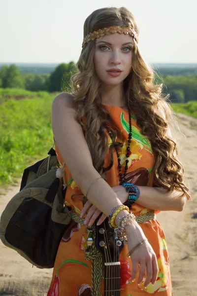 Chica atractiva viajando con su guitarra — Foto de Stock