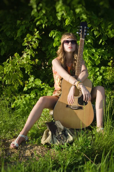 Atraktivní dívka s její kytara — Stock fotografie