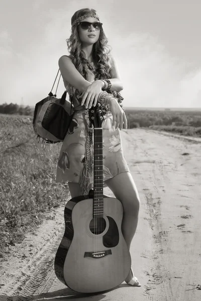 Menina romântica viajando com sua guitarra — Fotografia de Stock